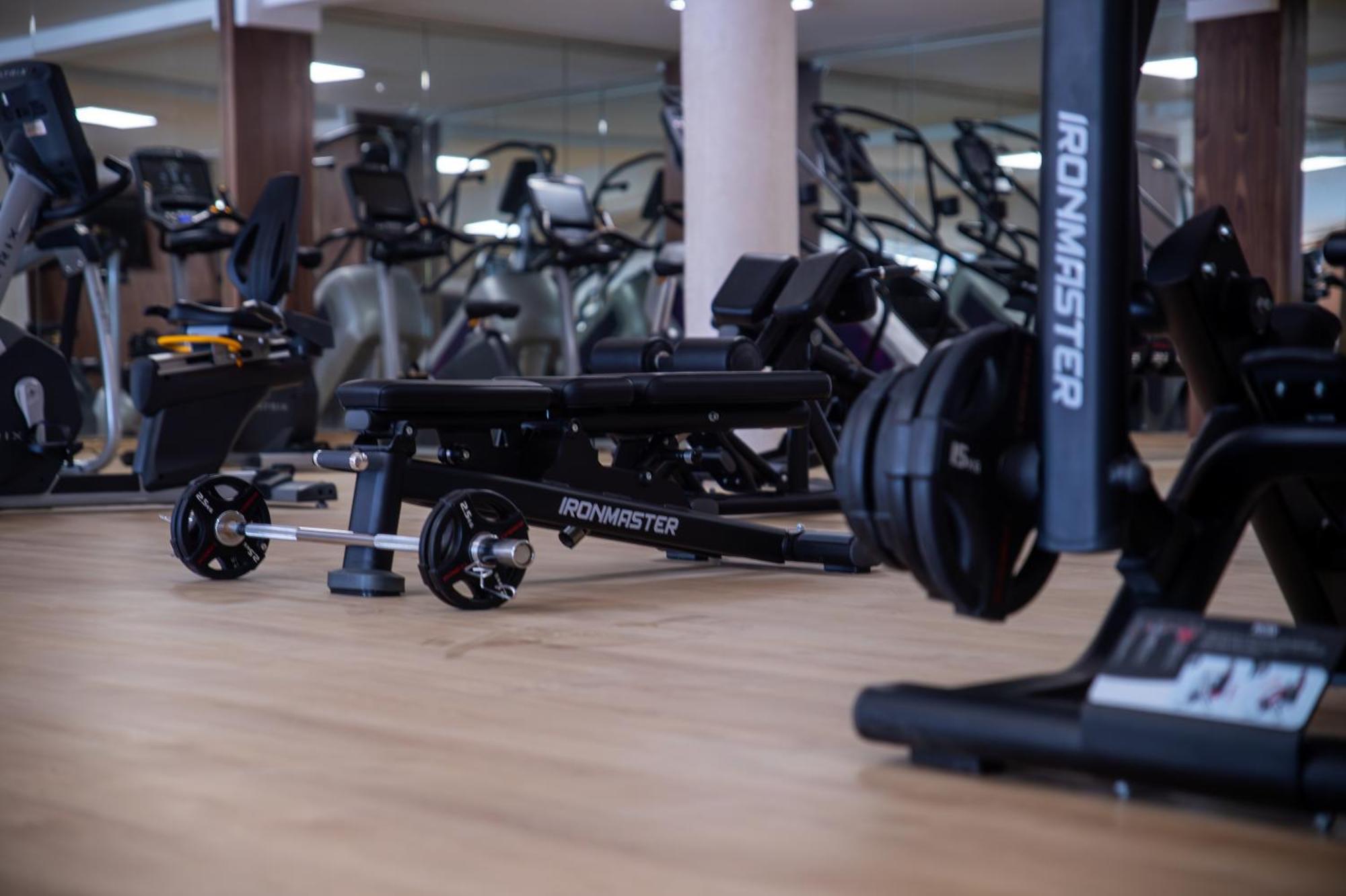 Dominium Palace أغادير المظهر الخارجي الصورة A Hammer Strength ground-based squat rack
