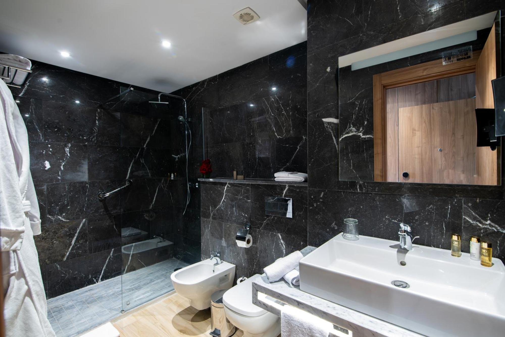 Dominium Palace أغادير المظهر الخارجي الصورة Bathroom with shower enclosure